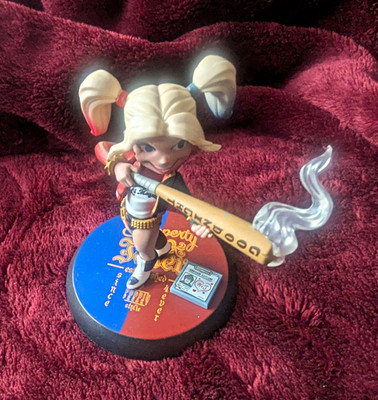 Harley Quinn Figur mit Baseballschläger auf Rundbase, zweifarbige Zöpfe