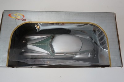 1/18 Signature Models 1933 Pierce-Arrow Silver damaged box (522