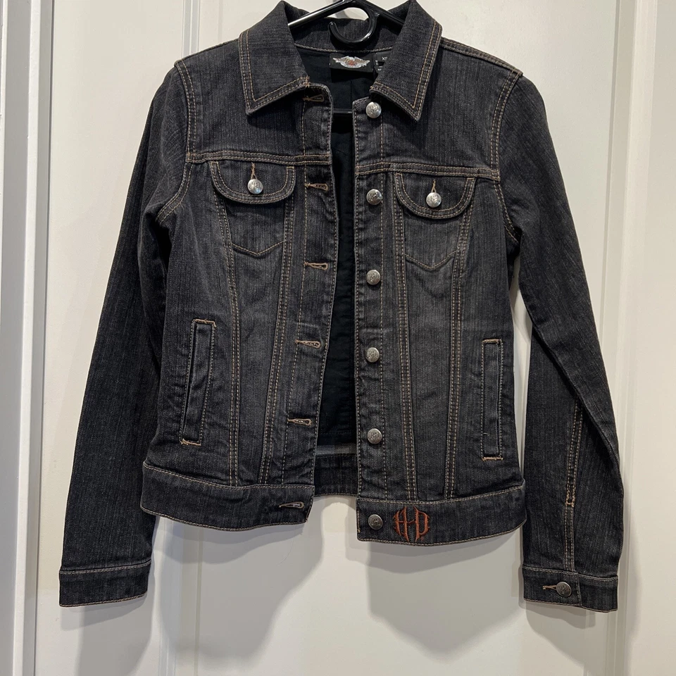 Chaqueta para mujer Harley Davidson gris de mezclilla talla XS pedrería y tachuelas en alas” Foto 2 de 4