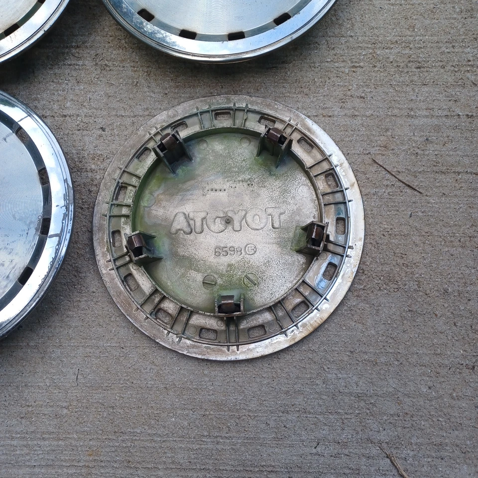 Juego de tapas centrales Toyota Camry (4 piezas) 1983-1986 pieza # 6598 Foto 4 de 4