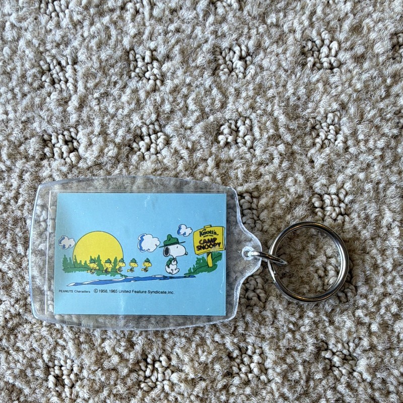 Knotts Berry Farm Snoopy & Woodstock Clear Plastic Keychain Blue Yellow Green
