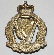 MILITARY BADGE - ROYAL IRISH REGIMENT - QUEENS CROWN - ON J R GAUNT SLIDER