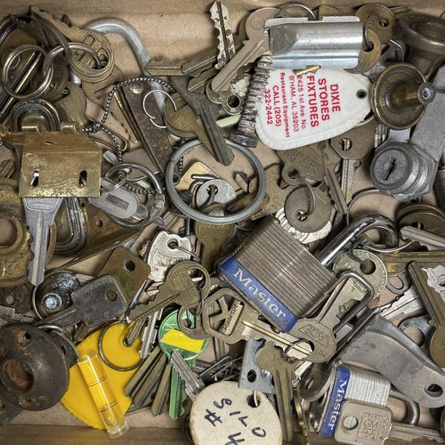 Lotto chiavi vintage taglio vario 3,4 libbre indice chiave ottone serrature pomelli cassetto spazzatura - Foto 3 di 8