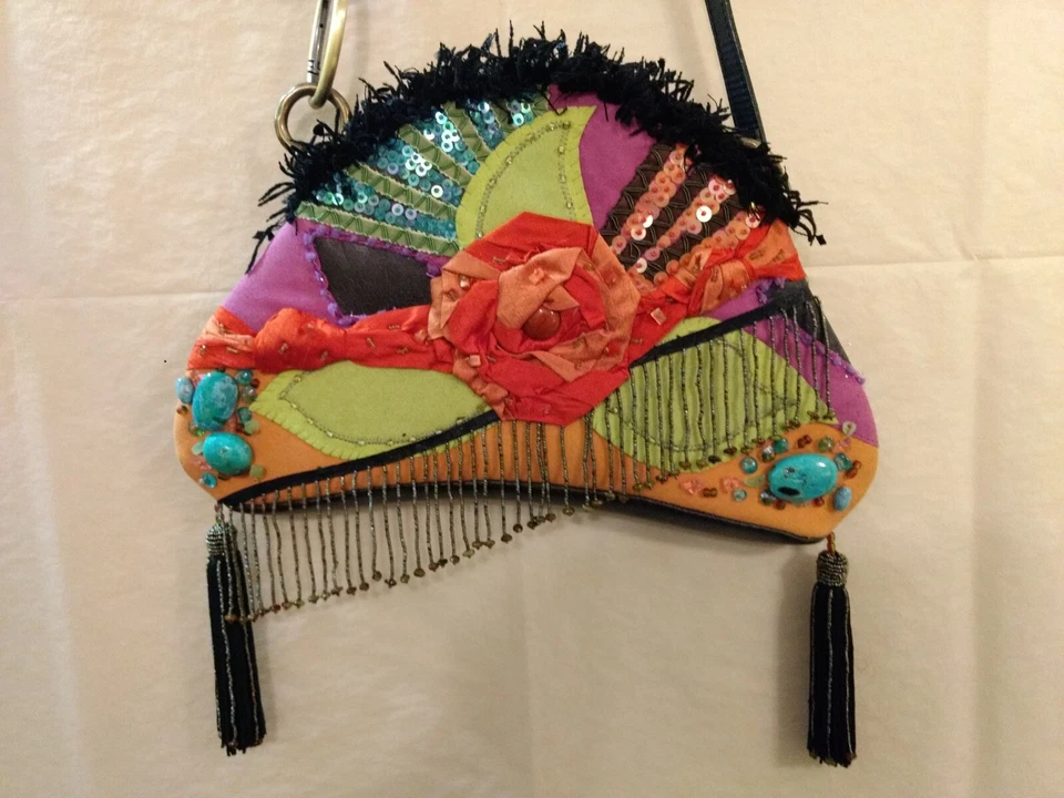 BOLSO DE HOMBRO PARA MUJER MARY FRANCES MONEDERO ESTILO BOHEMIO FLECOS BORLA CUENTAS