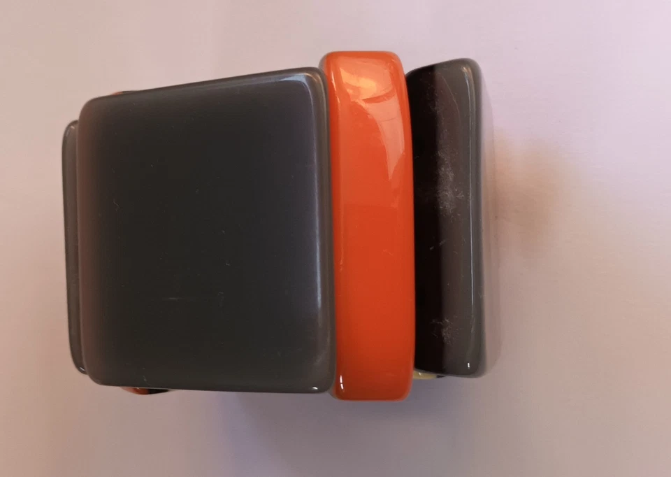 Juego de dos pulseras elásticas Marni en tonos grises y naranjas Foto 4 de 4