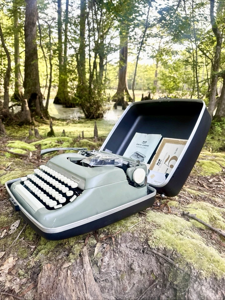 1965 Smith-Corona Sterling Serviced Starmist Blue Vintage Máquina de Escrever Portátil - Imagem 4 de 4