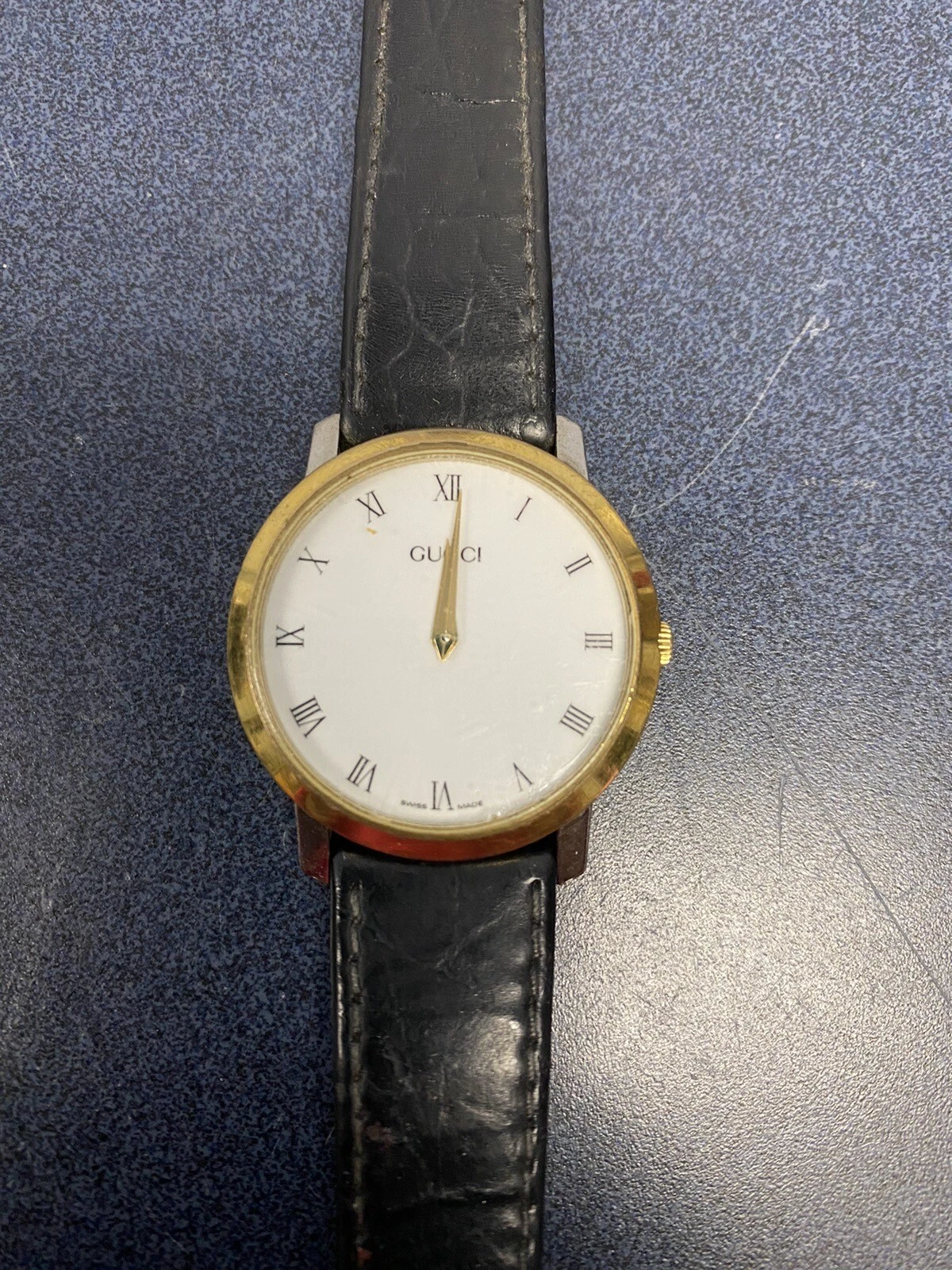 Montre homme Gucci 2200m plaqué or x cuir quartz affichage analogique cadran blanc