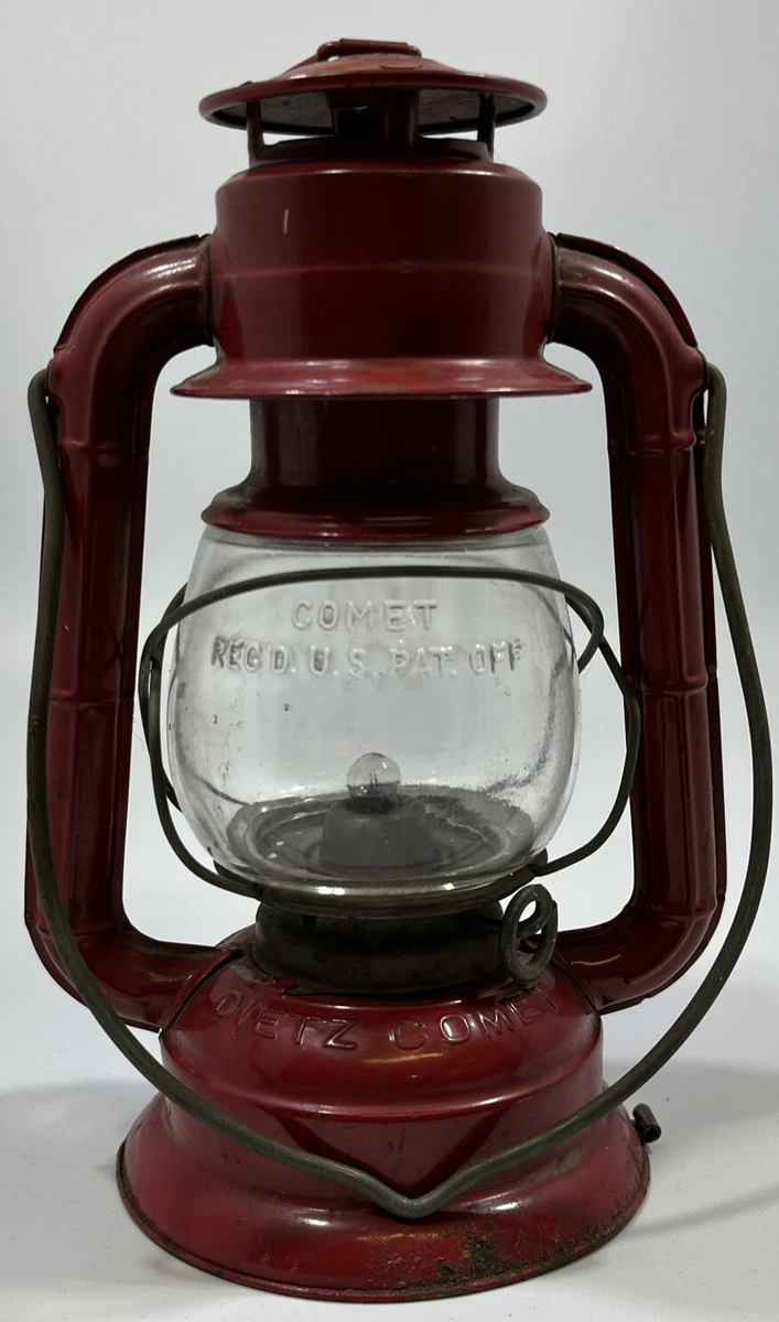 VINTAGE 1950's DIETZ COMET RED BATTERY OPERATED LANTERN - 8.5