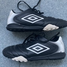 Umbro Calcio Astroturf Trainers - Boys UK6 (EU40) - Black And White