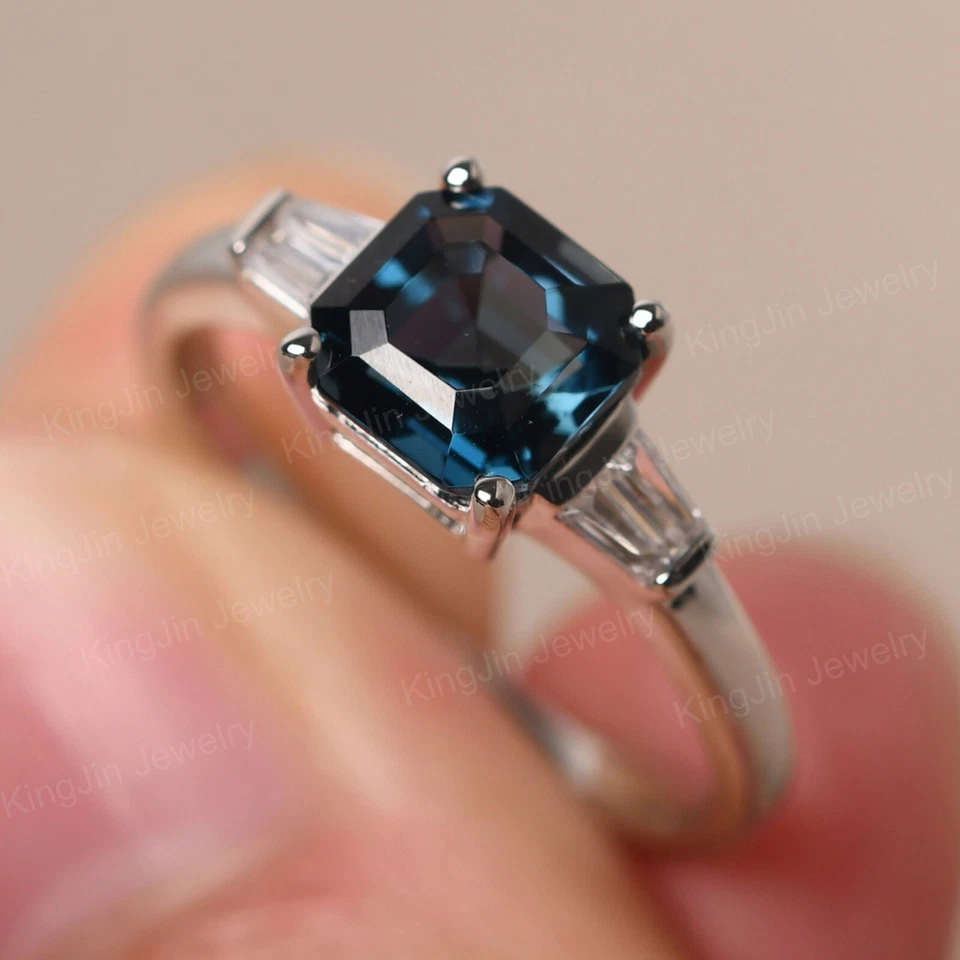 Delicado anillo de compromiso de topacio azul Londres corte Asscher con piedra baguette 925 Foto 3 de 4