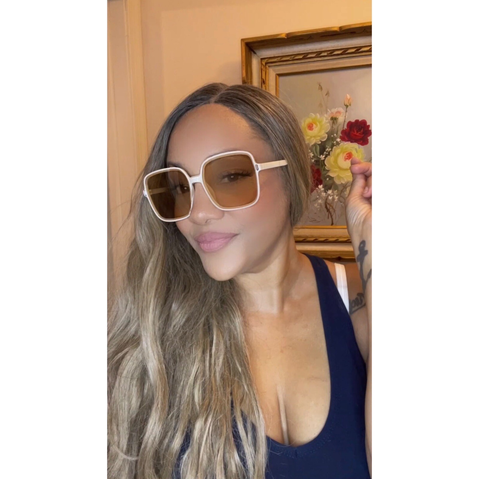 Trendy women's sunglasses for style and UV protection-image