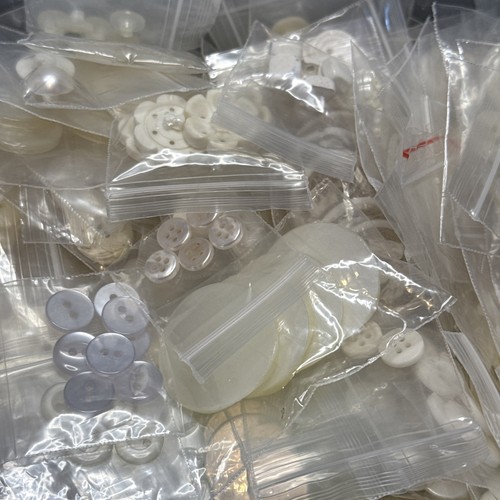 Huge Lot White Mixed Vintage & New Buttons 4+ lbs. Collectible Crafts Sewing - Picture 3 of 11