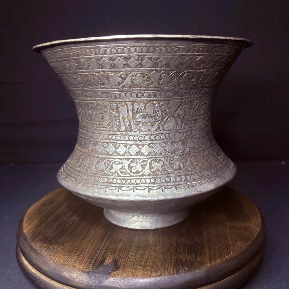 Buque de cobre martillado a mano caligrafía islámica estañado era Qajar finales de 1800 Foto 2 de 4