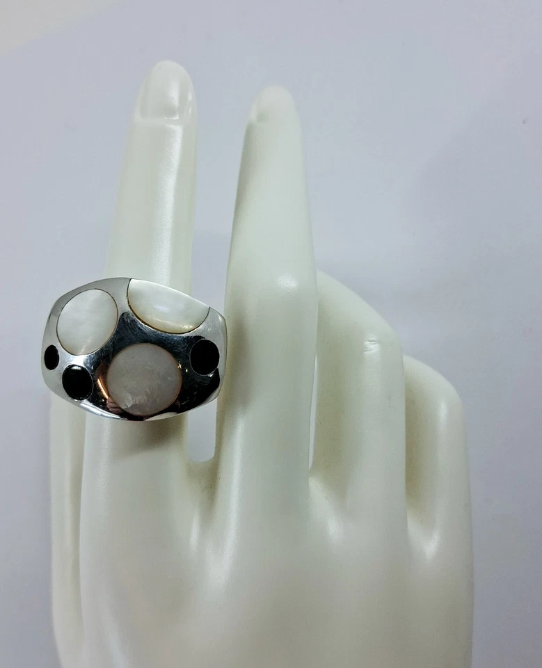 Anello in argento 925 rodiato lucido con madreperla bianca e onice nero lucido - Immagine 2 di 4