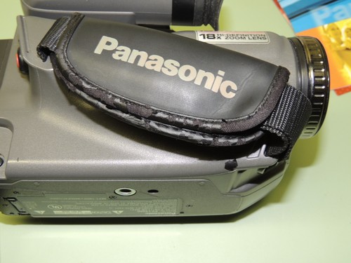 Panasonic PV-L650D Palmsight VHS-C Analog Camera Camcorder Palmcorder - Picture 16 of 19