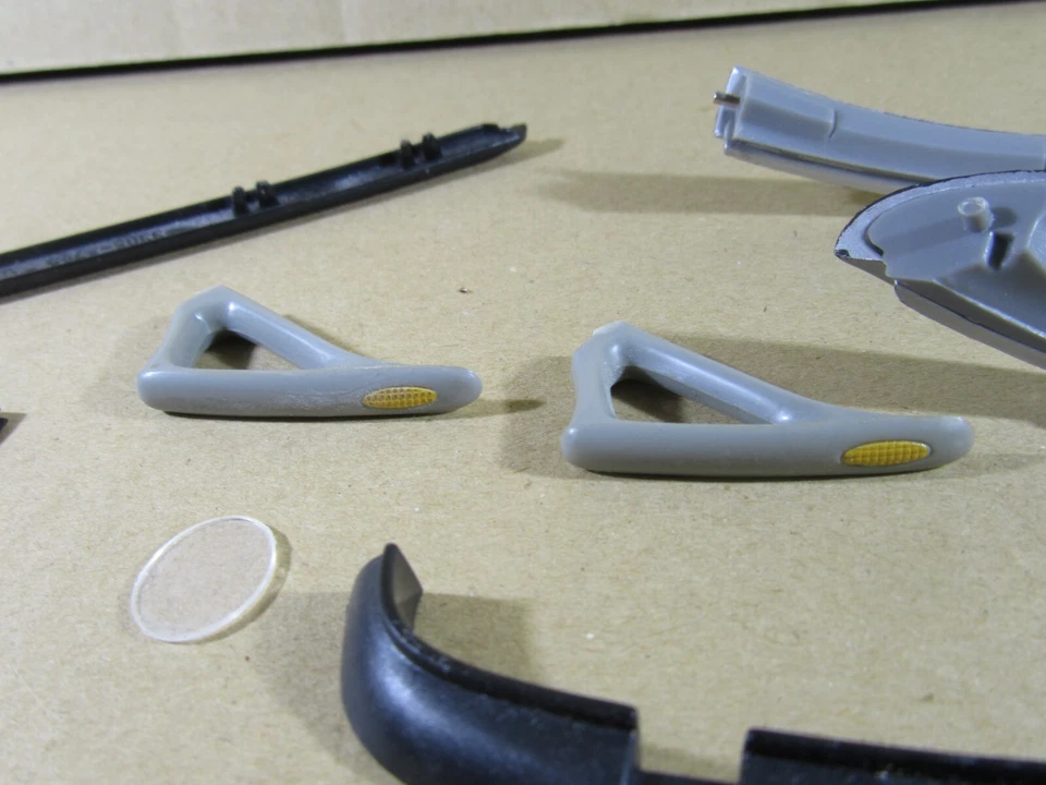 323U Vintage Lot Pièces Détachés Plastique de Véhicules au 1:18 Pare Chocs Porte - Photo 2/4