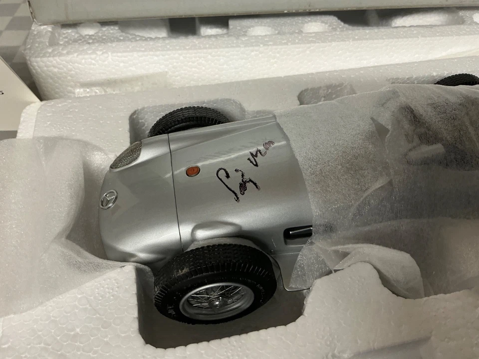 1/18 CMC M - 006 MERCEDES BENZ W196 SIGNED STIRLING MOSS 1954/55 SILVER ARROWS - Image 2 of 4