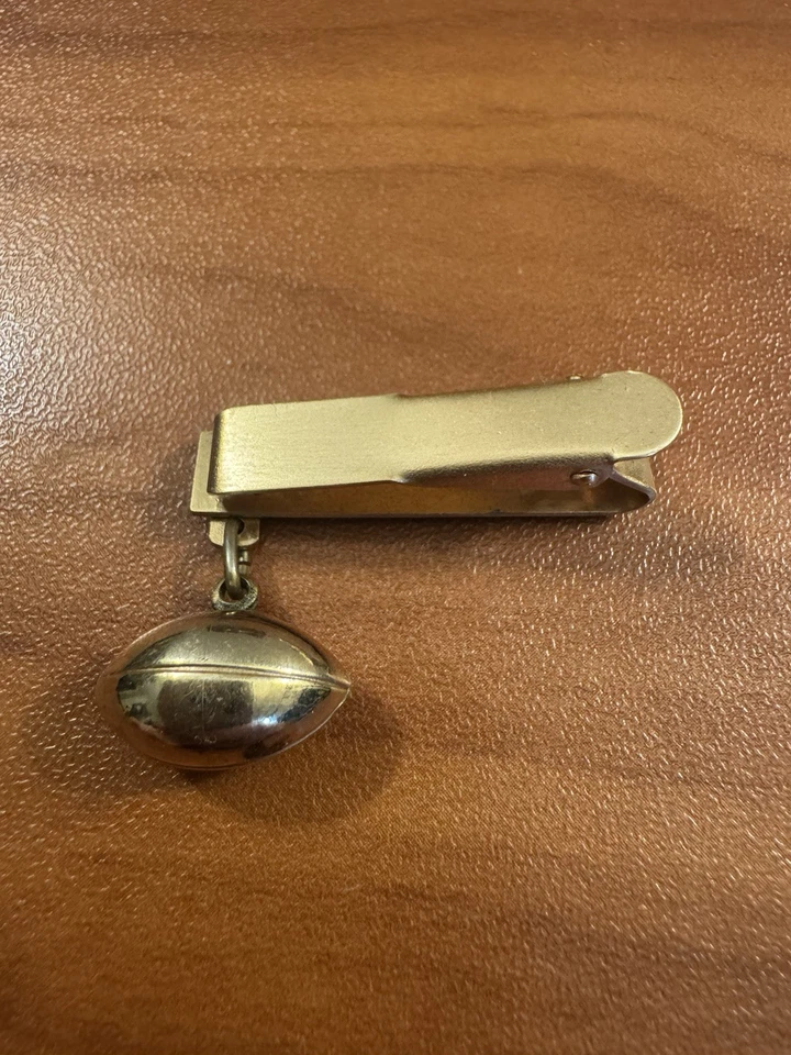 Barra de clip de corbata vintage de fútbol americano en tono dorado Anson para hombre Foto 2 de 4