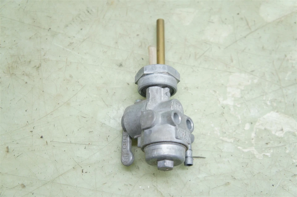 KAWASAKI S1 S2 S3 PETCOCK NUEVO *2382 Foto 2 de 3