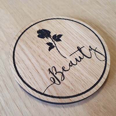 Lasergeschnittene Holzuntersetzer personalisiert. Beauty