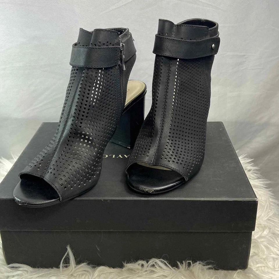 ANA “ANA TROUT” Vegan Leather Peep Toe Punch Out Heel Foto 2 de 4