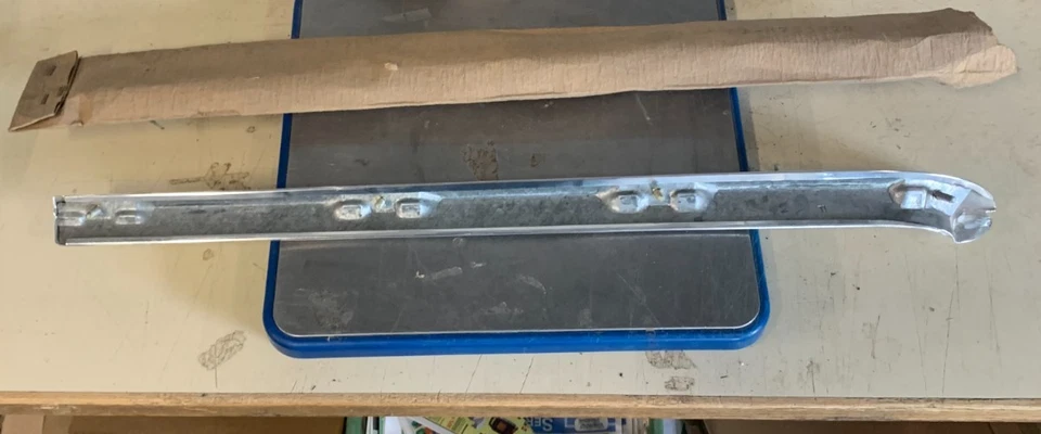 Nuevo de Lote Antiguo 1959 Chevy Impala Capucha Inferior Derecha Labio Moldura GM 3755073 Foto 4 de 4