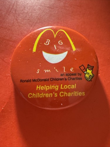 Vintage McDonald’s Ronald McDonald Children’s Charities Big Smile Pin Badge New - Picture 1 of 2