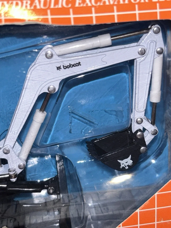 Bobcat 1/25 Scale 225 Hydraulic Excavator - Image 4 of 4