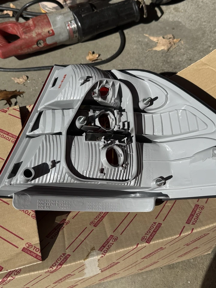 LEXUS 原始设备制造商 工厂驱动器 后置尾灯镜头 2001 - 2003 LS430 81561-50100 — 第 3/4 张图片