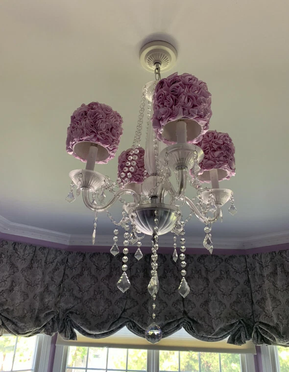 Lámpara de araña Jubilee Middleton de 4 luces con cortinas de tambor de lavanda + dosel de techo Foto 2 de 3