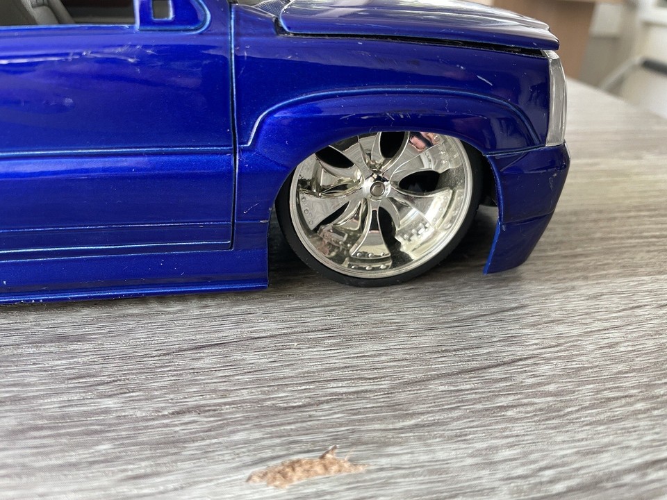 🔥 Jada toys 118 Scale Die cast Car Truck 2002 Cadillac Escalade Blue