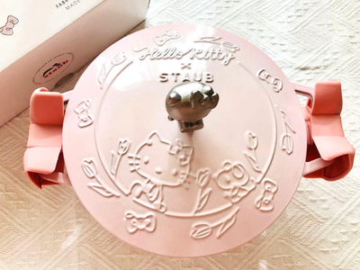 STAUB x Hello Kitty Japanese pot 20cm Sorbet Rose Pink Cast Iron