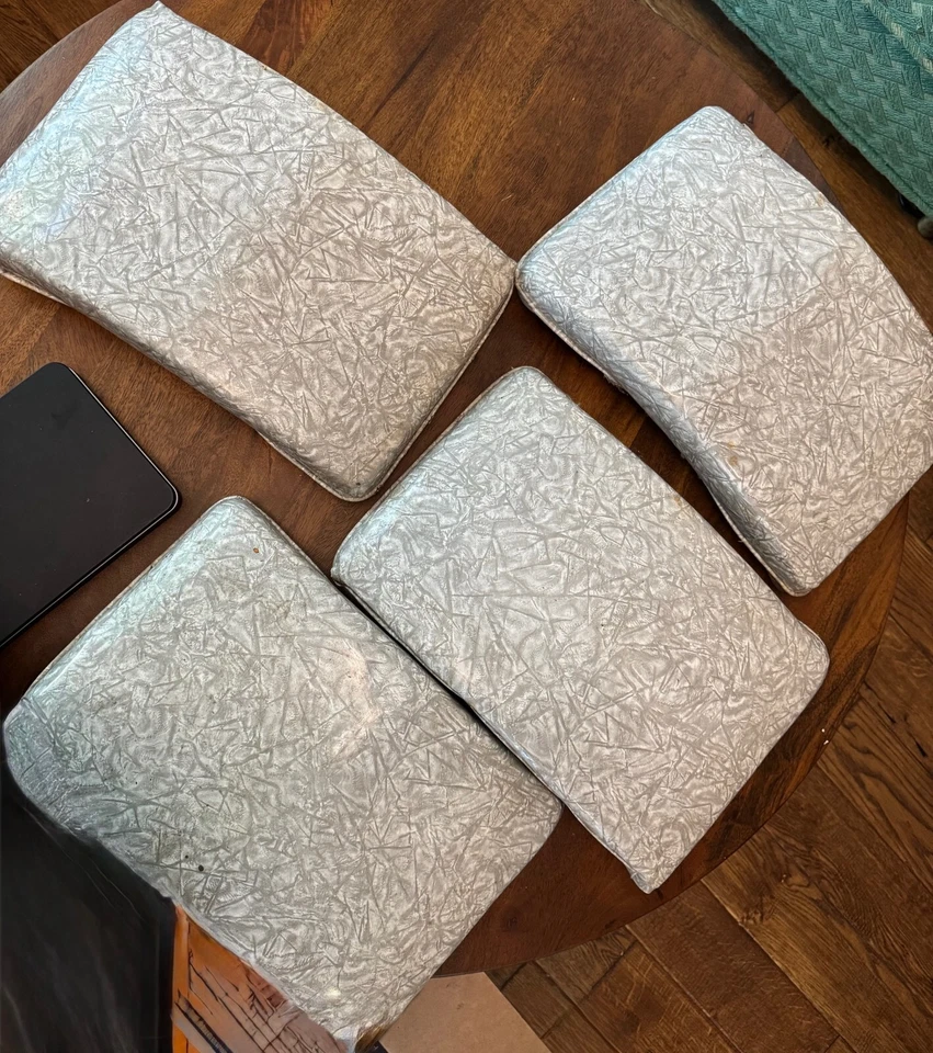 Respaldos de silla vintage de vinilo de hielo agrietado de los años 50 - Lote de 4 - Como se encuentran Foto 3 de 4