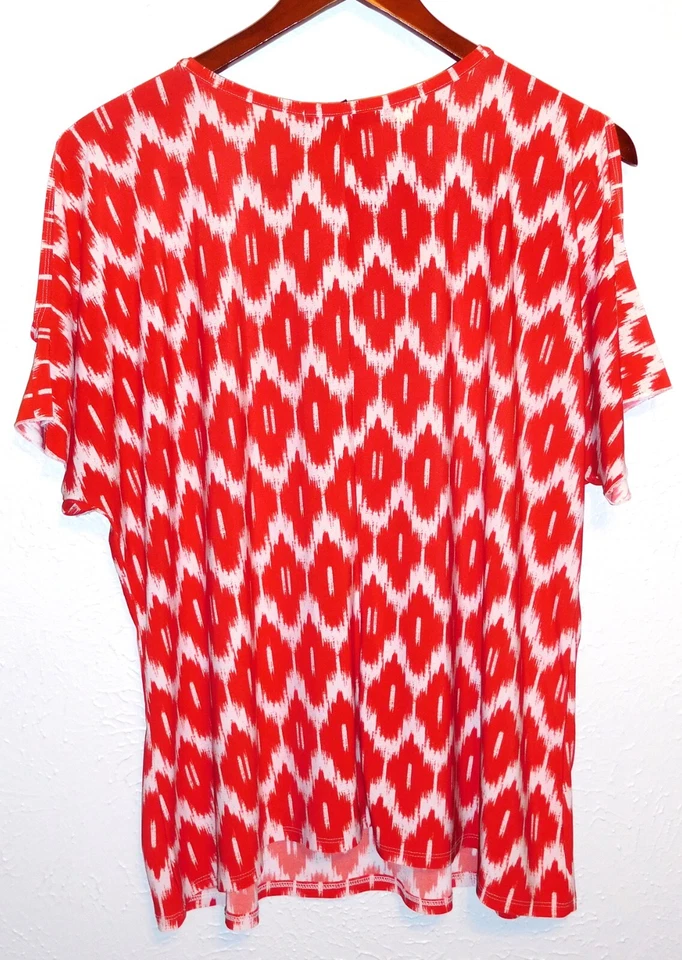 Top para mujer Suzie in the City estampado rojo y blanco talla grande 3X hombro frío Foto 3 de 3
