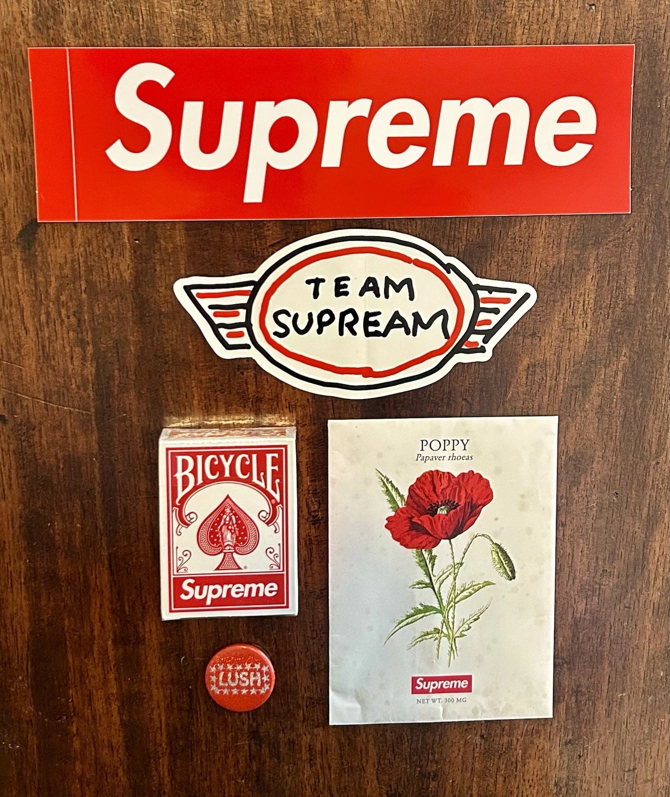 Lot d'accessoires Supreme (bouton Lush, mini cartes à jouer et pack de graines)