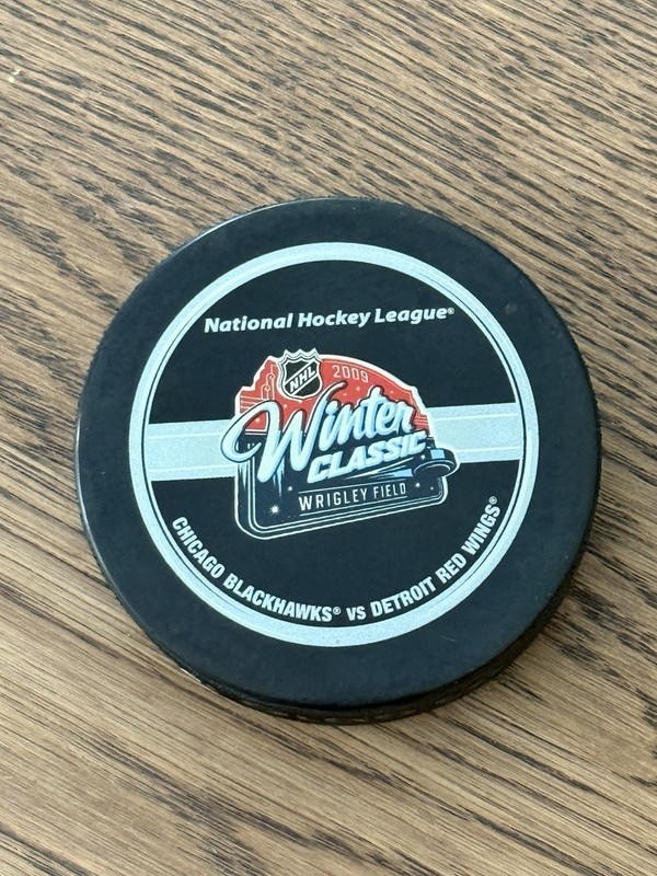 2009 NHL Winter Classic Official Game Puck Wrigley Field Blackhawks Red Wings