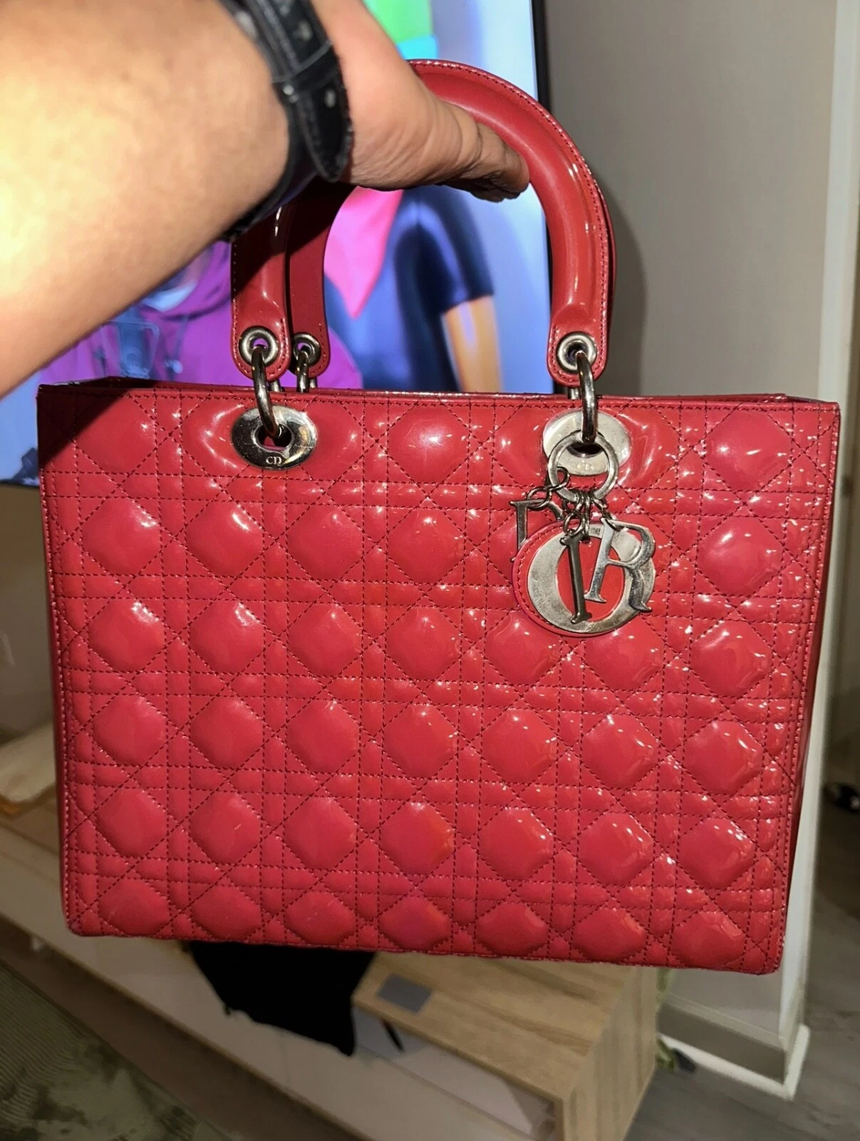 Grand sac Dior Patent Cannage Lady Dior avec carte de marque ; sangle et sac détachables.