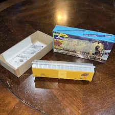 Athearn Chicago & Northwestern Yellow & Black 50’ Single Door Boxcar