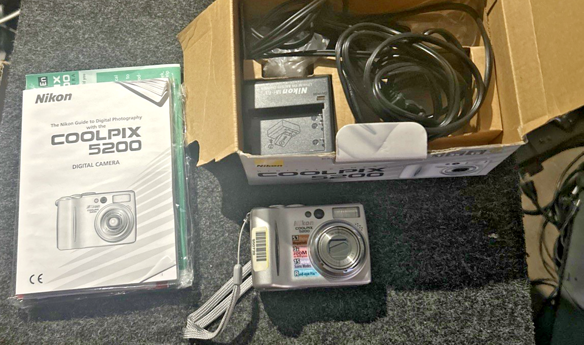 NIKON COOLPIX 5200 Digital Camera 3x Zoom Nikkor 5.1 MP w/ Box