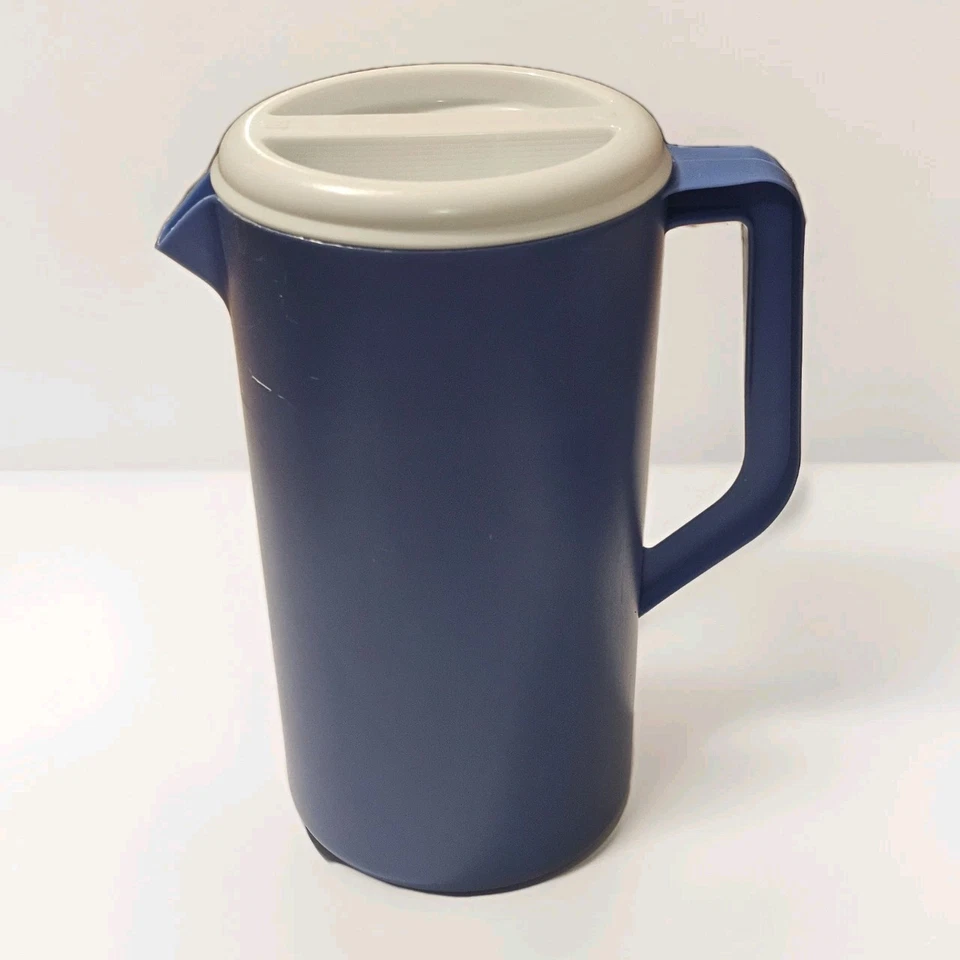 VTG Rubbermaid Pitcher 2 1/4 Quart  J-2445 & Lid J-2440 Blue & White - Image 3 of 4