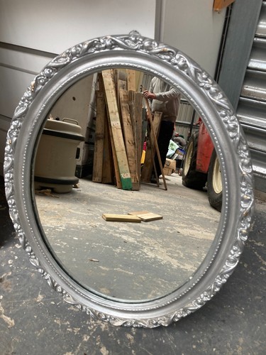 Espejo colgante de pared ovalado pintado en plata ornamentado estilo vintage - 55 x 45 cm - Imagen 1 de 5