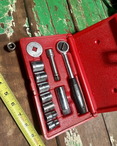Vintage Master Mechanice Red Plastic Case 3/8" Ratchet & Socket Set B2235 USA