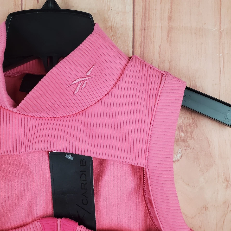 Blusa Reebok Cardi B feminina média rosa elástica recorte com nervuras corrida atlética - Imagem 4 de 4
