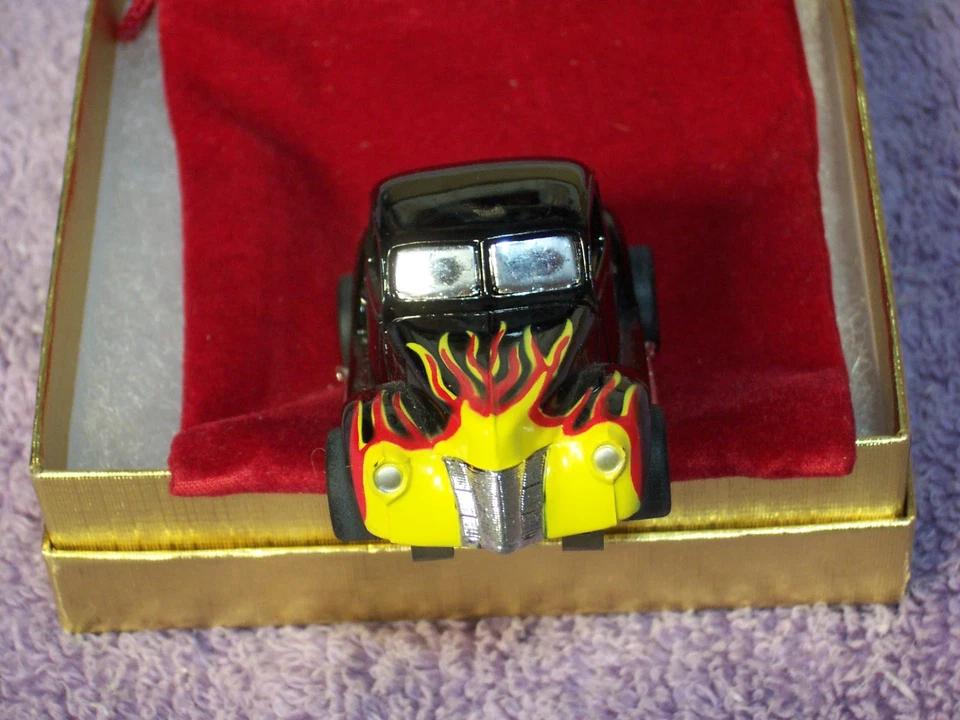 TYCO VINTAGE HO SLOT CAR PRETO 40-FORD CUPÊ COM CHAMAS 440 CHASSI - Imagem 3 de 4