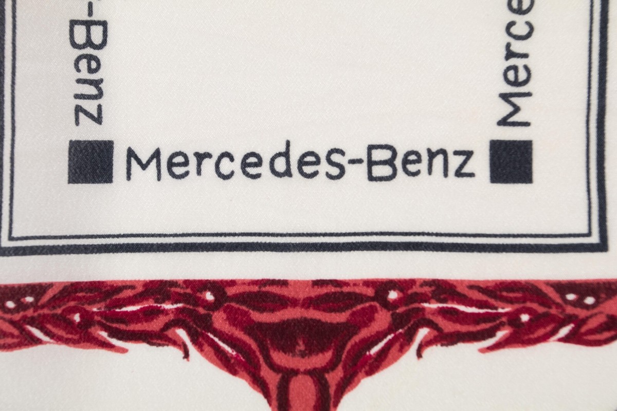Foulard Carré MERCEDES-BENZ 100% Soie Vintage 88x92 Cm - Occasion - Rouge