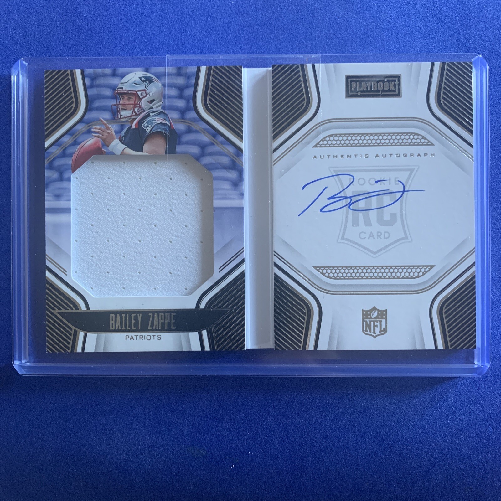 2022 Panini Playbook Bailey Zappe BOOKLET Rookie Patch Auto /299 Patriots RC🔥