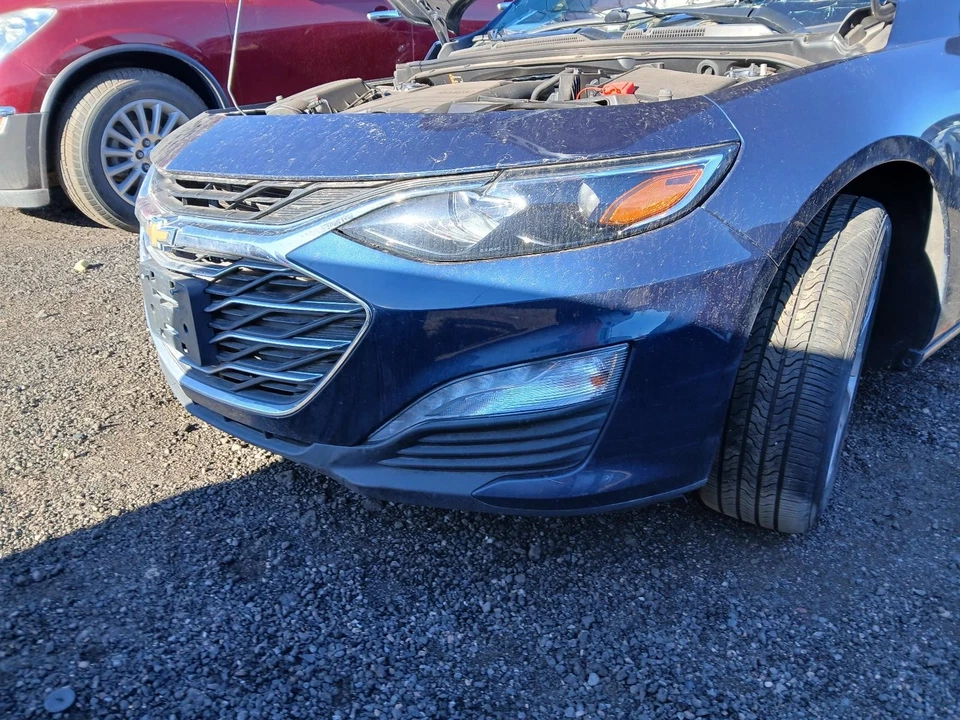 Conjunto de parachoques delantero usado se adapta a: Chevrolet Malibu 2022 sin crucero adaptativo Foto 2 de 4