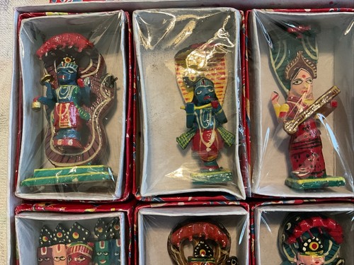Vintage Hindu Götter Lot 10 handbemalte, handgeschnitzte Holzskulpturen 3,5" in Schachteln - Bild 2 von 10
