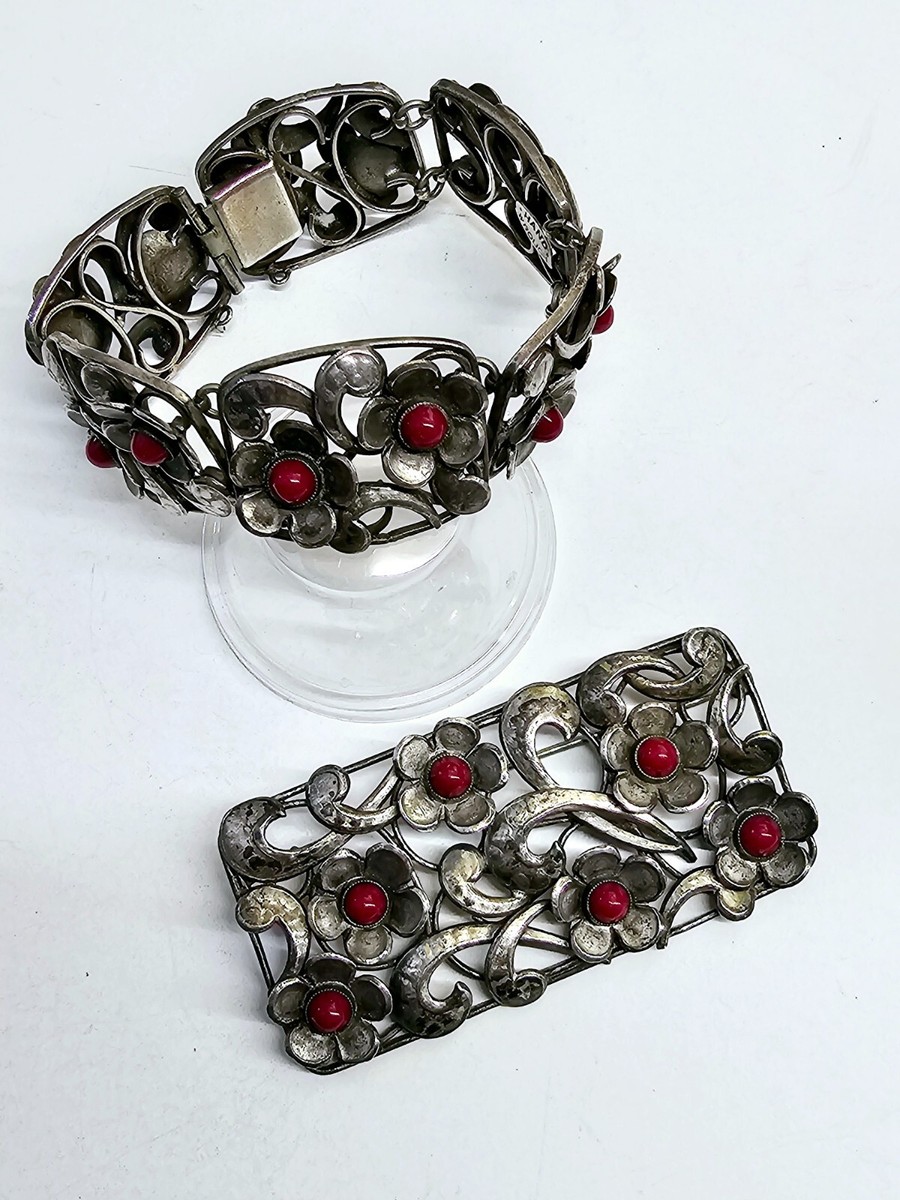 VINTAGE ESTATE TOMECO SLOVAQUIE HAND WROUGH CORAL CABOCHON VINTAGE ESTATE TOMECO SLOVAQUIE HAND WROUGH CORAL CABOCHON