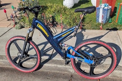 Cannondale Super V Raven 900 SX ,Marzocchi Fork ,Grimeca Magnesium